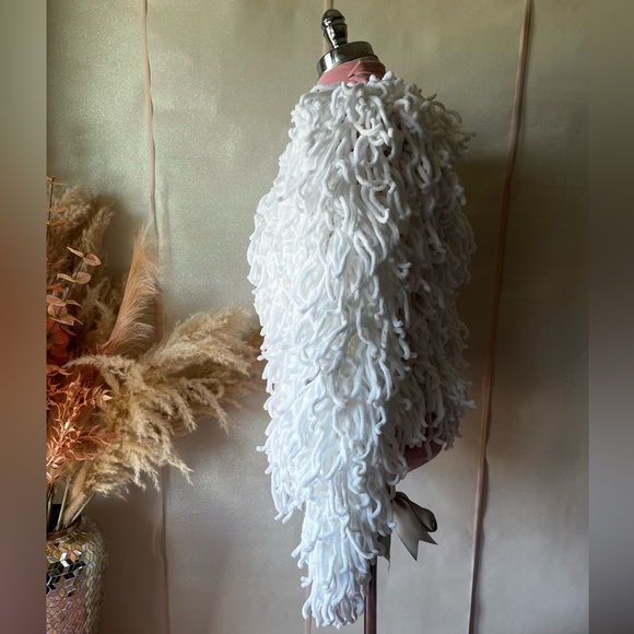 Furry Fringe|White Cardigan - Picture 4 of 7